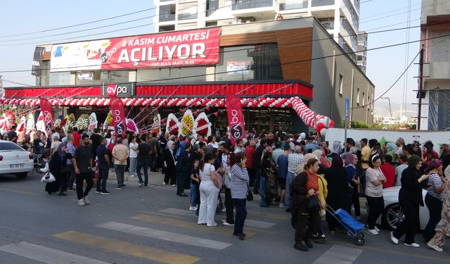 Mersin’de indirim izdihamı: Züccaciye açılışında uzun kuyruklar oluştu