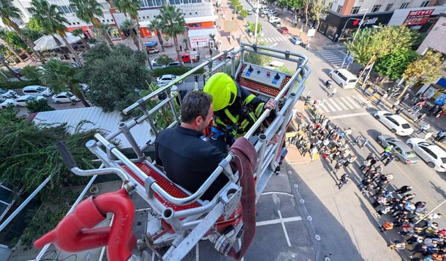 Mersin’de Yangın Tatbikatı Gerçeğini Aratmadı: Mahsur Kalanlar Kurtarıldı