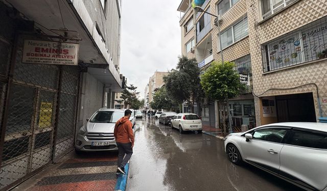 Kaldırımlar Araçlarla Doldu, Vatandaşlar Su Birikintilerinde Yürüdü