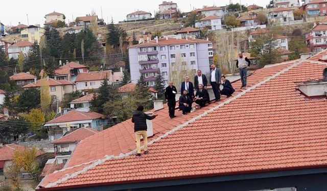Çankırı’da çatıya çıkan kişiyi, AK Parti İl Başkanı Erdoğan ikna etti