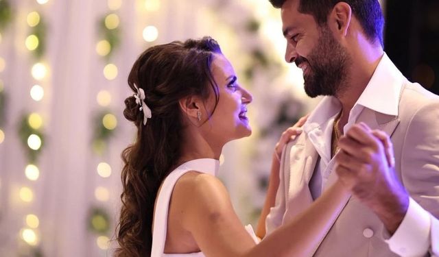 Erkan Meriç ve Yağmur Öztürk Nişanlandı! Aşk Diziden Gerçeğe Dönüştü