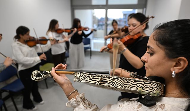 Mersin’de ücretsiz enstrüman kursları sanatseverleri buluşturuyor