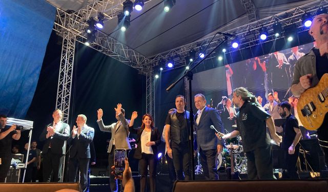 Seçer’den Tarsus Festivali Sahnesinde Haluk Levent Jest: “Bu Festivaller Devam Etsin mi?”