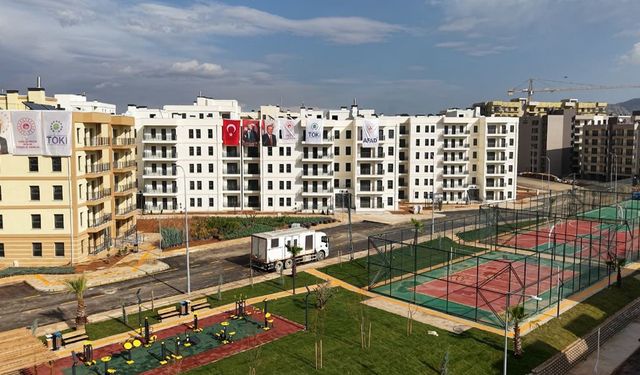 Yuvasına kavuşan depremzede vatandaş: "Evi gezdik çok güzel, hayallerimizin ötesinde"