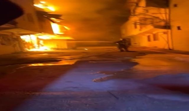 3 Katlı Depoda Yangın: Alevler Yan Binaya Yayıldı