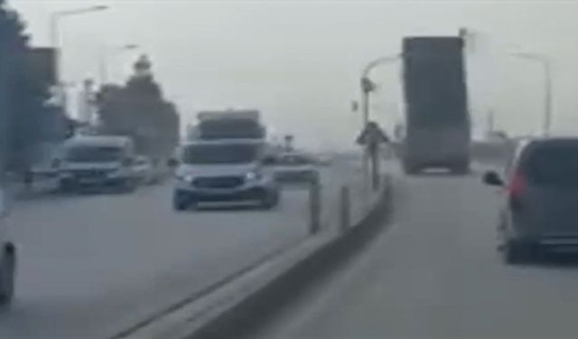 Damperi Açık Kamyon Trafik Lambasına Çarptı