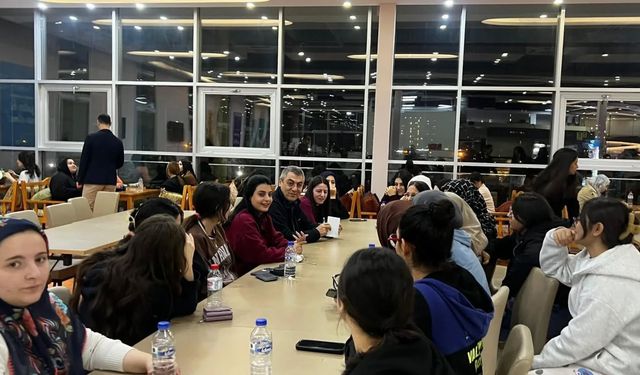 Vali Toros, Kız Yurdunda Öğrencilerle Buluştu