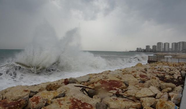Şiddetli Rüzgar Dalgaları Metrelerce Yükseltti