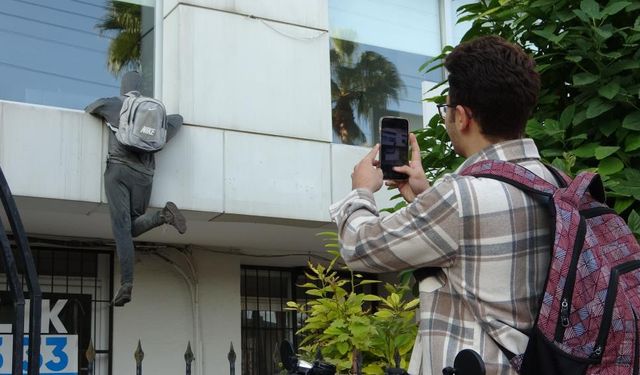 Penceredeki ‘Hırsız’ Mankeni Görenler Polisi Arıyor