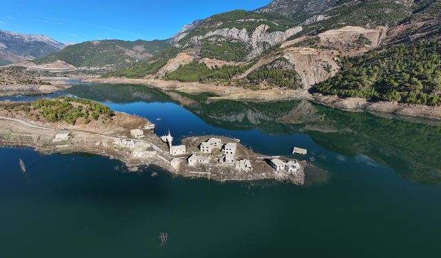 Mersin’de Baraj Alarm Veriyor: Su Çekildi, Köy ve Cami Ortaya Çıktı