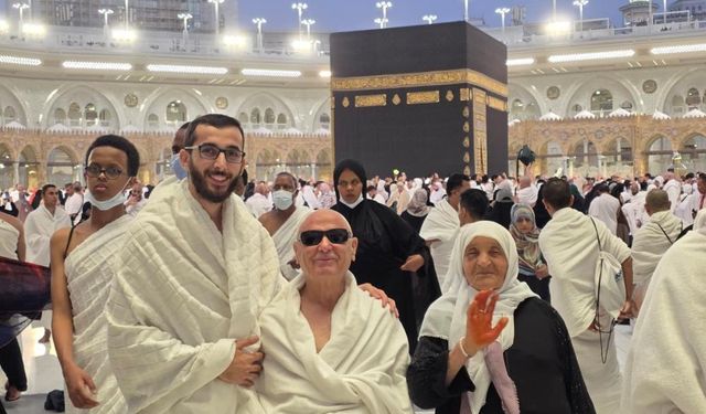 Görme Engelli Ramazan Amca ile Yetim Nuriye Teyze'nin Umre Hayali Gerçek Oldu