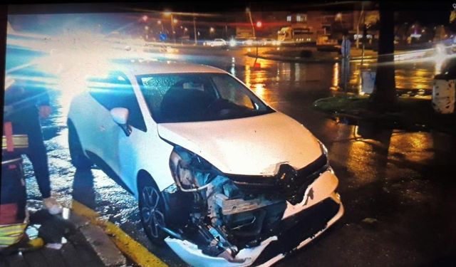 Tarsus’ta İki Otomobil Çarpıştı: 2 Yaralı