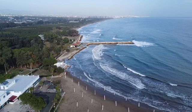 Doğu Akdeniz’de Fırtına Etkisi: Mersin’de Dev Dalgalar Oluştu