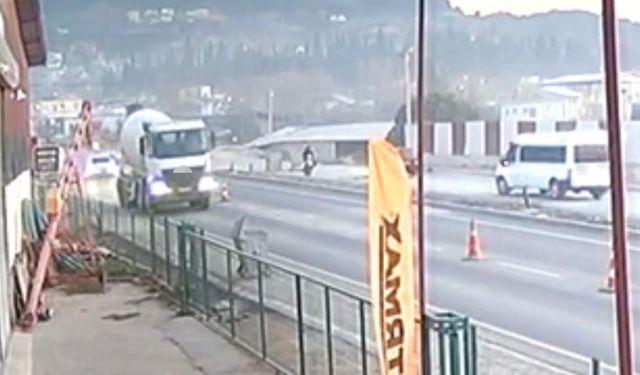 Korkunç Çarpışma: Motosiklet Minibüsün Altına Girdi