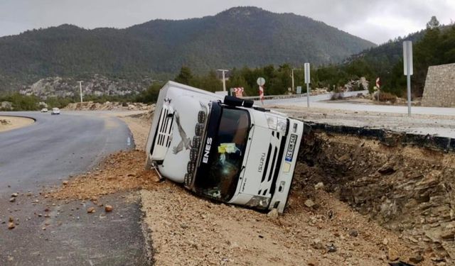 Kamyon Devrildi, Sürücü Yaralandı