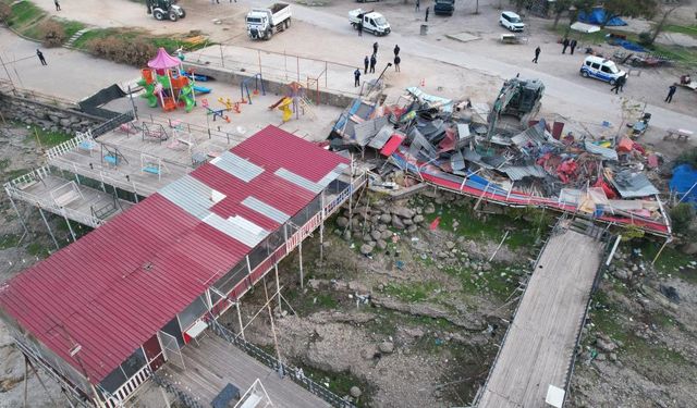 İmar Mevzuatına Aykırı İşletmeler İçin Kepçeler Yıkıma Başladı