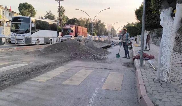 Kürekle Halay Çeken İşçiler İlgi Odağı Oldu