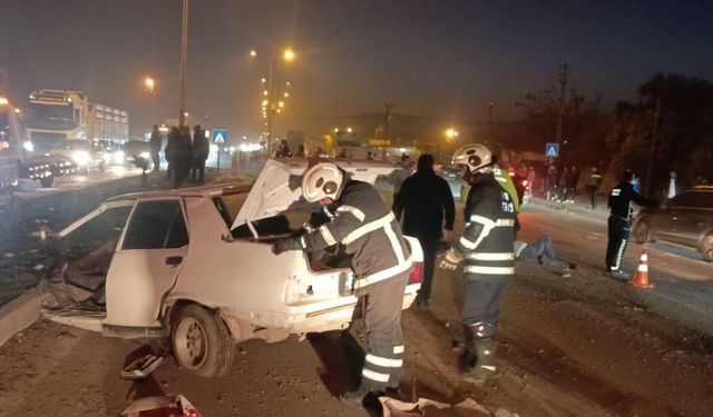 Tırla Çarpışan Tofaş İkiye Bölündü