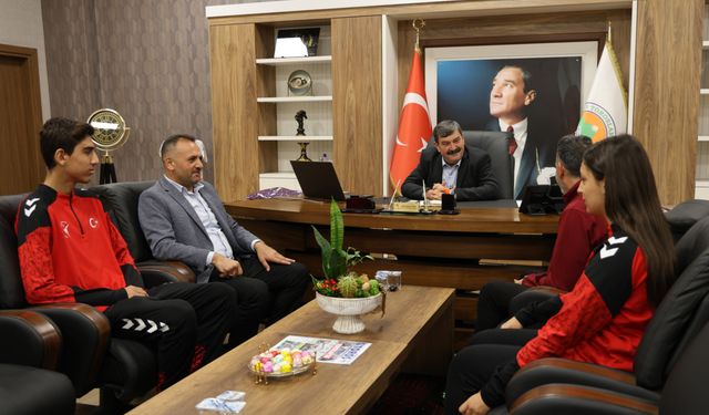 Toroslar’ın Gururu Milli Taekwondocular: Başkan Yıldız Sporcuları Ağırladı