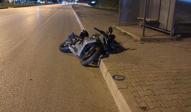 Hafif ticari araç ile motosiklet çarpıştı; 2 yaralı