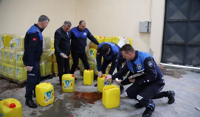 Akdeniz Zabıtası Depoya Baskın Düzenledi: Sahte Yağ Bidonları Ele Geçirildi