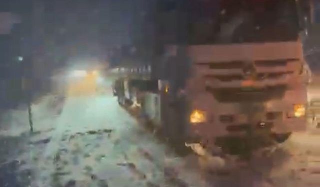 Muş’ta mahsur kalan 5 araçtaki 13 kişi kurtarıldı