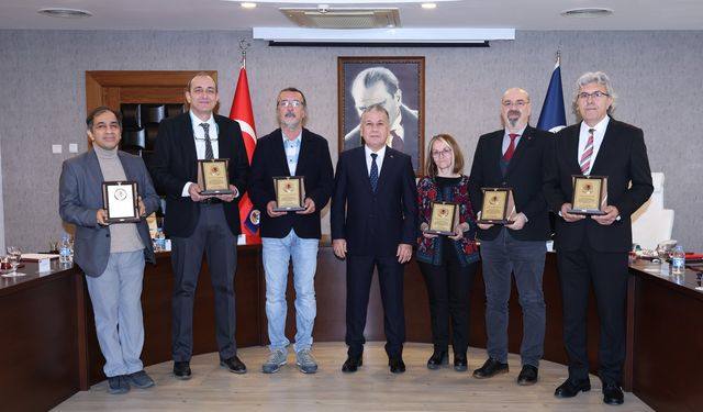 Profesörlük Ünvanı Alan ve İdari Görev Sürelerini Tamamlayan Öğretim Elemanlarına Belge ve Plaket Takdim Edildi