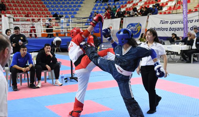 MEÜ Üniversite Takımı Ünilig Kick Boks Şampiyonasından Madalyalarla Döndü