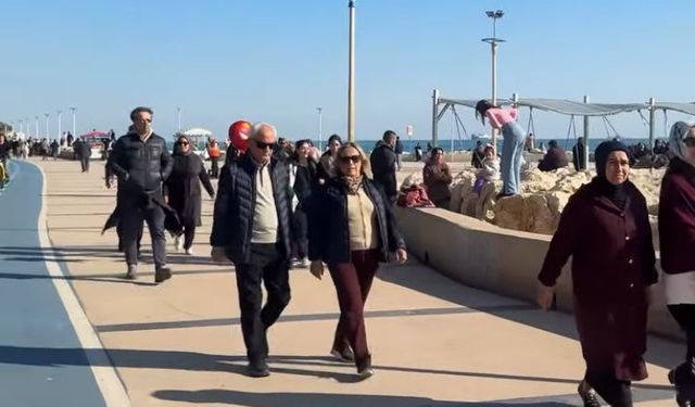 Güneşli Havayı Fırsat Bilen Mersinliler Sahile Akın Etti