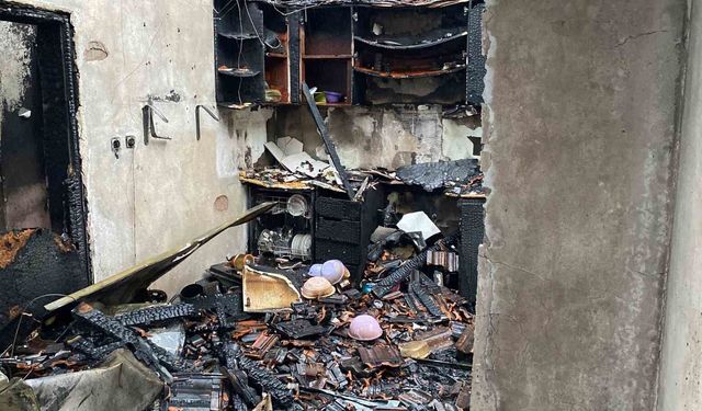 Evlerin çatıları uçtu, vatandaş tenteyle birlikte savruldu