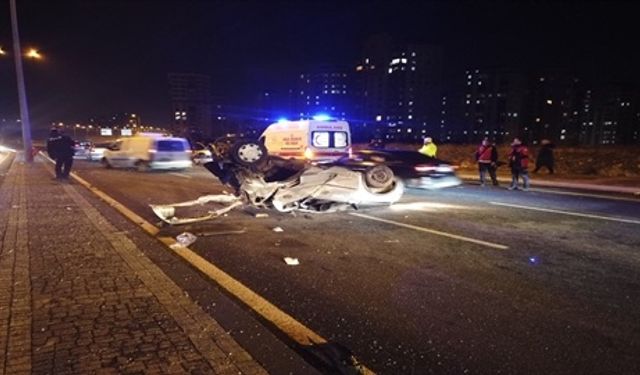 Takla Atan Otomobil, Taksiyle Çarpıştı: 3 Yaralı