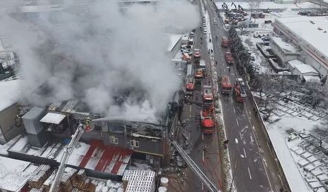 Çakmak Üretim Fabrikasında Yangın: Ekipler Müdahale Ediyor