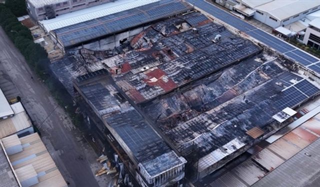 Yangına Müdahale Eden 12 İtfaiyeci Dumandan Etkilendi, Fabrika Havadan Görüntülendi