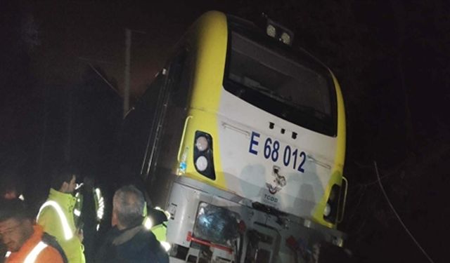 Raydan Çıkan Trenin Lokomotifi 13 Saat Sonra Raya Alındı, Hat Yeniden Açıldı