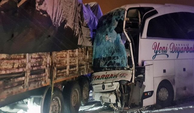 Tır ile Yolcu Otobüsü Çarpıştı: 3 Yaralı