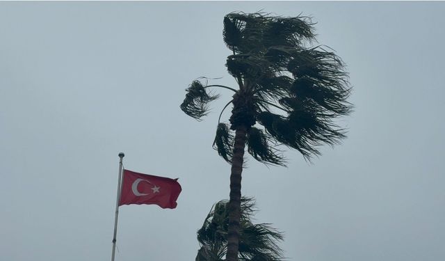 Mersin’de Fırtına Hayatı Olumsuz Etkiliyor