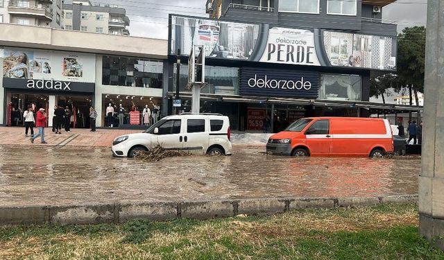 Mezitli Deresi Taştı, GMK Bulvarı Sular Altında Kaldı