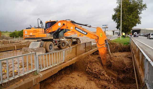 Erdemli’de Sel: Köprü Yıkıldı, Tarım Arazileri Sular Altında