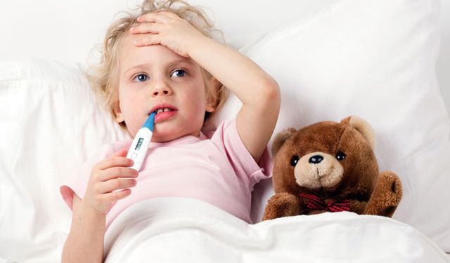 Uzmanı Uyardı: “Çocuğunuzun Ateşi Var Diye Hemen İlaca Sarılmayın”