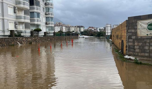 Alanya’da Dolu ve Sağanak Hayatı Olumsuz Etkiledi
