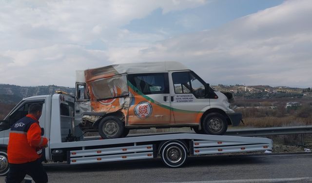 Mersin'de otobüsle minibüs çarpıştı, kaza ucuz atlatıldı: 2 yaralı
