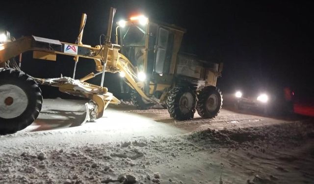 Ekipler Seferber Oldu: Mut’ta Karda Mahsur Kalan Çift Kurtarıldı