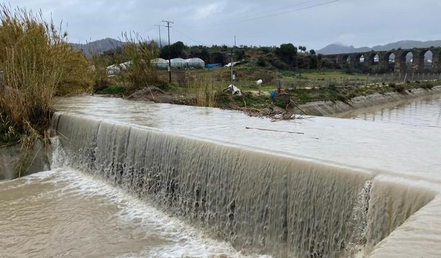 Antalya'da Sağanak Yağış Taşkınlara Neden Oldu