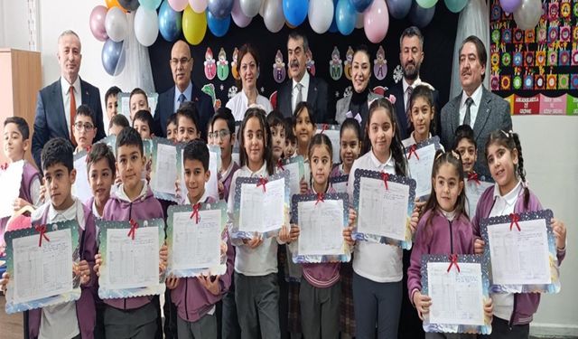 Bakan Tekin Öğrencilere Karne Dağıttı