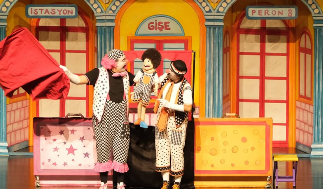 'İki Bavul Dolusu' Tiyatrosu Seyircilerle Buluşuyor