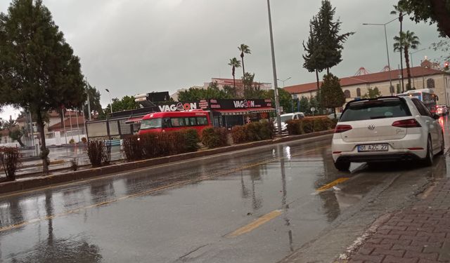 Sağanak Yağış Mersini Olumsuz Etkiledi, Yollar Göle Döndü