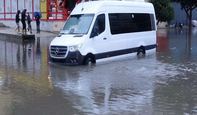 Antalya'da Kuvvetli Sağanak Hayatı Olumsuz Etkiledi