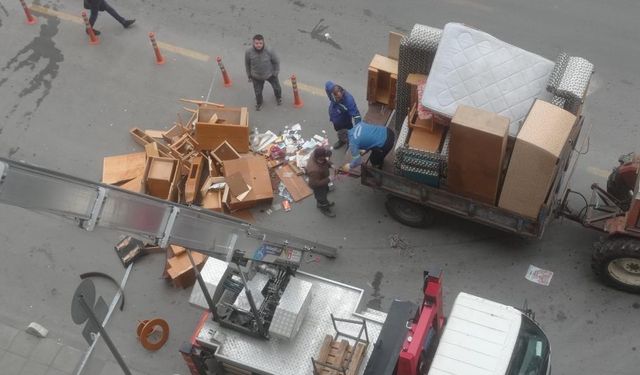 Mersin’de Uzun Süredir Şikayet Konusu Olan Çöp Ev Temizlendi