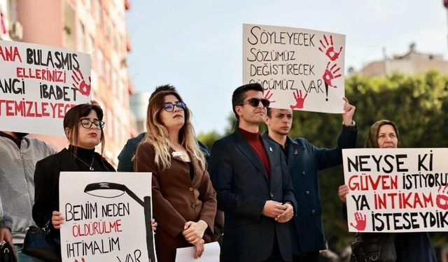 Özgecan Aslan Tarsus'ta Karanfillerle Anıldı