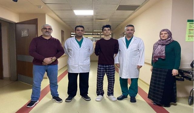 Skolyoz Hastası Genç, Mersin Toros Devlet Hastanesi’nde Yeniden Nefes Aldı